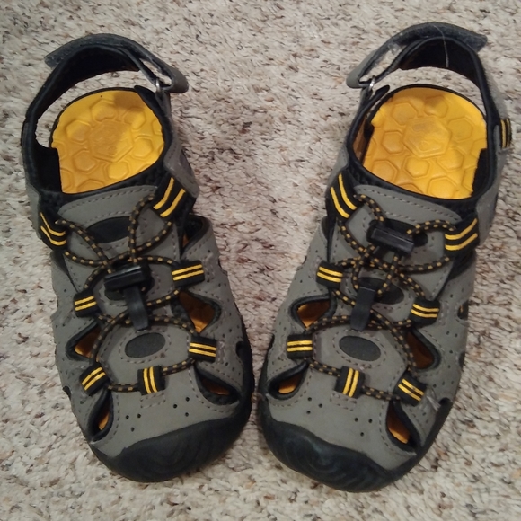 Khombu Other - 🏒 Boys size 12 Khombu sandles